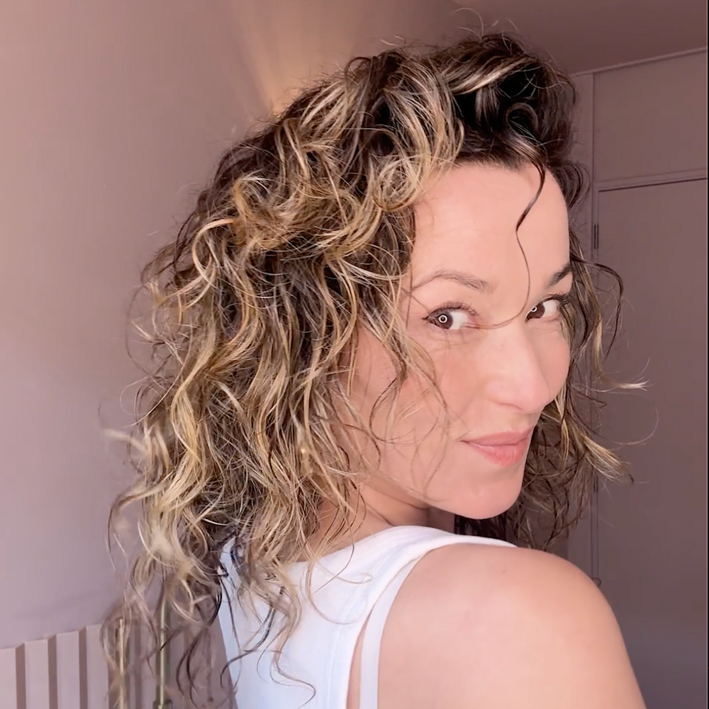 FALLING IN LOVE WITH MY CURLS AGAIN: HOW A SMALL DUTCH FAMILY BRAND BECAME THE ONLY THING LEFT ON MY BATHROOM SHELF.